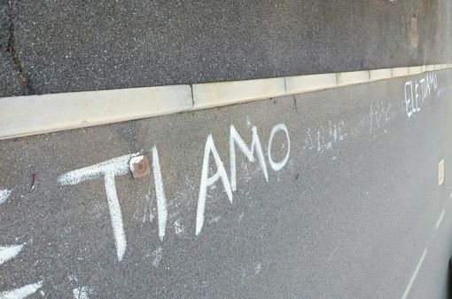 Le scritte comparse sui muri di Origgio nella foto da IlSaronno.it