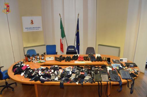 Ruba un paio di scarpe alle Corti. In casa la polizia gli trova un bazar