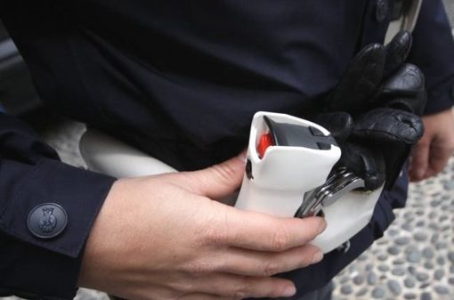 Sempre più aggressioni e la polizia locale impara ad usare bastoni e spray al peperoncino