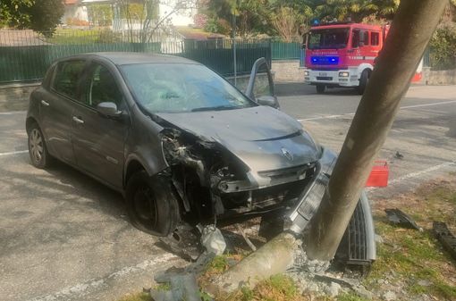 FOTO. Va a sbattere con l'auto contro un palo della luce: ferito a Varese un 55enne FOTO. Va a sbattere con l'auto contro un palo della luce: ferito a Varese un 55enne