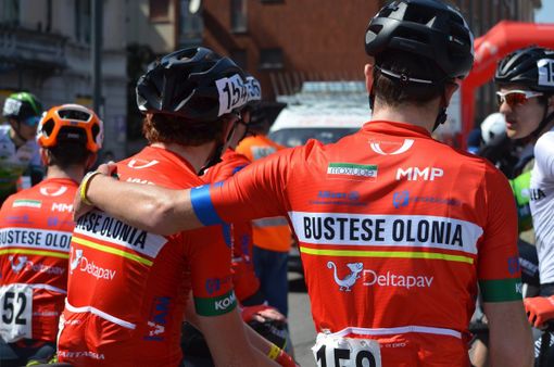 Felicità è una bici (con un libro). Busto e la Valle corrono verso il futuro Felicità è una bici (con un libro). Busto e la Valle corrono verso il futuro