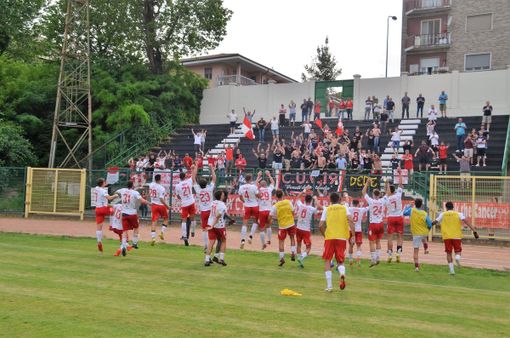 L'abbraccio del pubblico alla squadra a Casale (Foto Ezio Macchi)