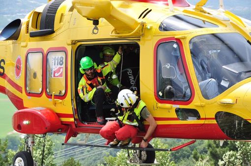 Parapendio precipita nei boschi di Arcumeggia: soccorsi in azione Parapendio precipita nei boschi di Arcumeggia: soccorsi in azione