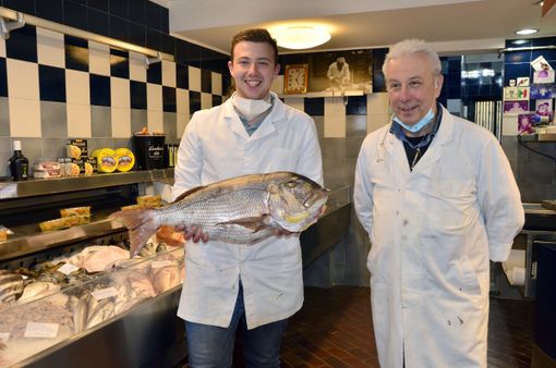 Il sapore del mare e del lago da cent'anni sui banchi della Pescheria Zamberletti: «In corso Matteotti i varesini venivano a fare la spesa, oggi siamo rimasti soli ma con la stessa passione»