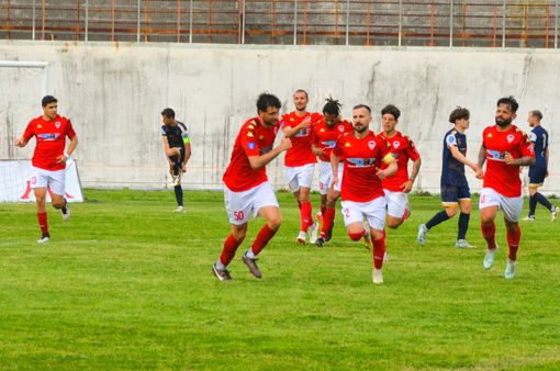 Capitan Vitofrancesco dopo il gol al Chisola (foto Ezio Macchi)