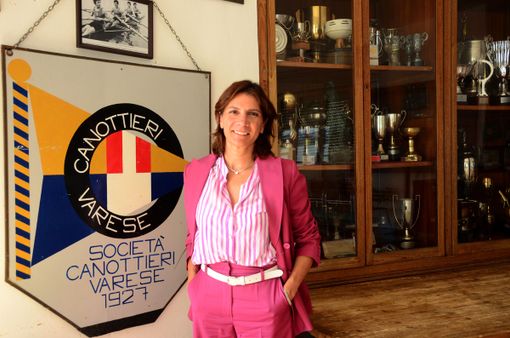 Nicoletta Gnocchi, una vita da volontaria alla Canottieri Varese. Sotto in gallery è in barca e in azione con gli atleti nelle foto di Francesco Rando