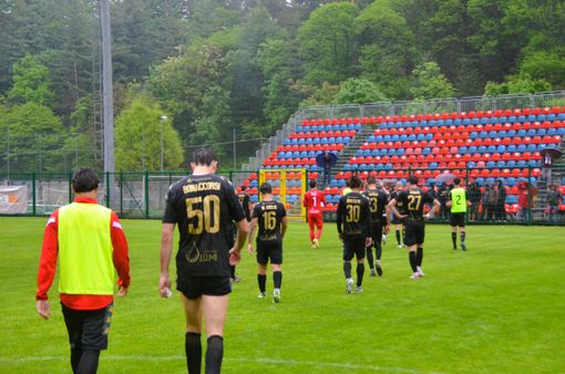 L'ultimo Varese è finito così: a capo chino verso la curva. È sempre colpa di giocatori, allenatore e ds di turno. Non di chi li sceglie