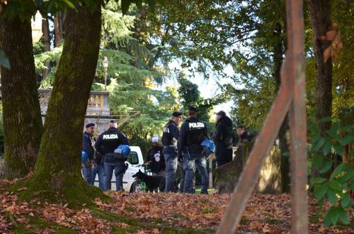 L'operazione delle forze dell'ordine a Villa Augusta e, sotto nella seconda foto in gallery, in piazza Repubblica