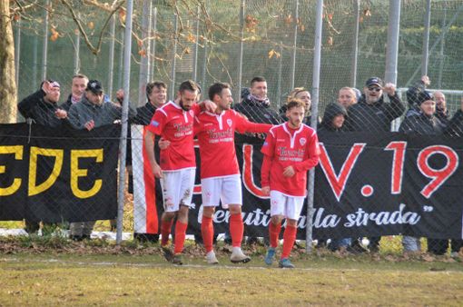 Matteo Ponti nella foto al centro dopo un gol alle Bustecche: il bomber della rinascita è stato esonerato oggi da allenatore della Juniores