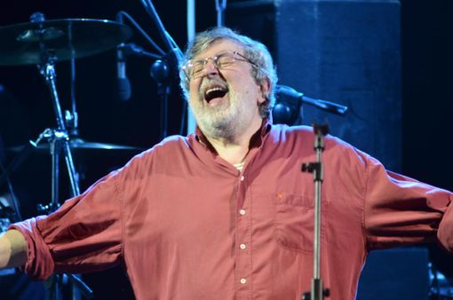 Francesco Guccini, nel 2011, sul "palco" di Masnago