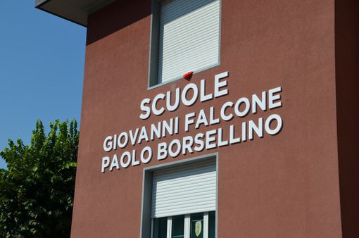 Besano, chiusa al traffico per una settimana la via davanti alla scuola: «Incentiviamo ad andare a piedi» Besano, chiusa al traffico per una settimana la via davanti alla scuola: «Incentiviamo ad andare a piedi»