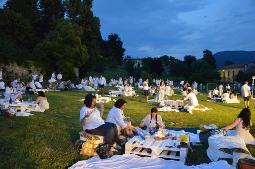 Una delle passate edizioni del pic nic in bianco di Besozzo (foto dalla pagina Facebook della Pro Loco)