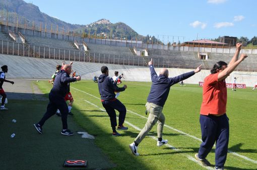 L'esplosione sulla panchina del Varese al gol vittoria (foto Ezio Macchi)
