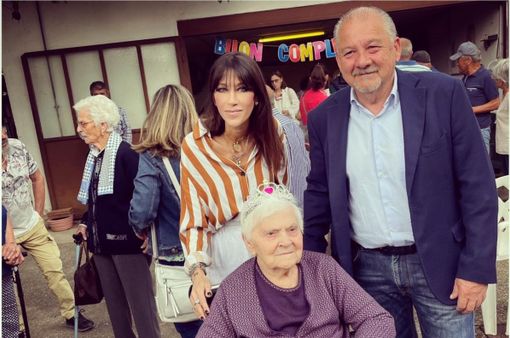 Esterina Tessaro con sindaco e assessore (foto dalla pagina Facebook del Comune)