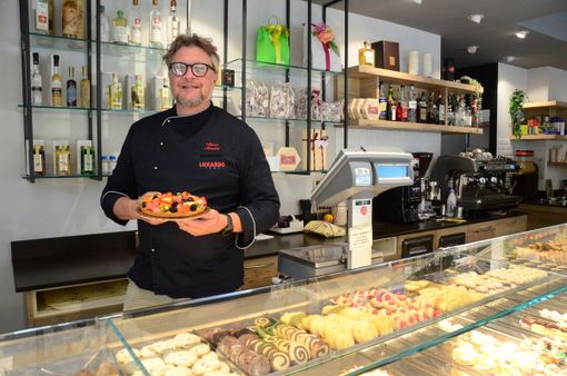 Marco Maculan nella pasticceria laboratorio di via Cimone a Varese: oltre alla sede giubianese, c'è lo storico negozio di Induno Olona