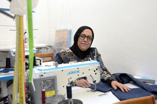 Souad Gasmi nel suo laboratorio “Il Paradiso delle signore” di via Magenta