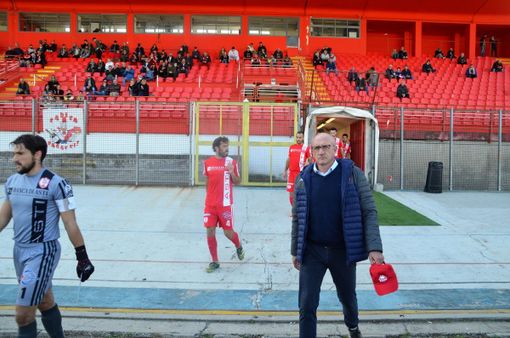 Ezio Rossi all'ingresso in campo delle squadre ieri a Masnago (foto Ezio Macchi) Ezio Rossi all'ingresso in campo delle squadre ieri a Masnago (foto Ezio Macchi)