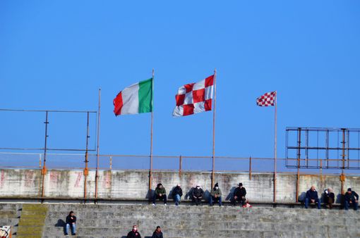 Bandiere biancorosse al vento sul pennone dei distinti (foto Ezio Macchi)