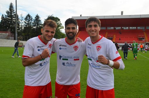 Parpinel, Aprile e Nicastri in mezzo al campo dopo il 3-1 al Legnano (foto Ezio Macchi)