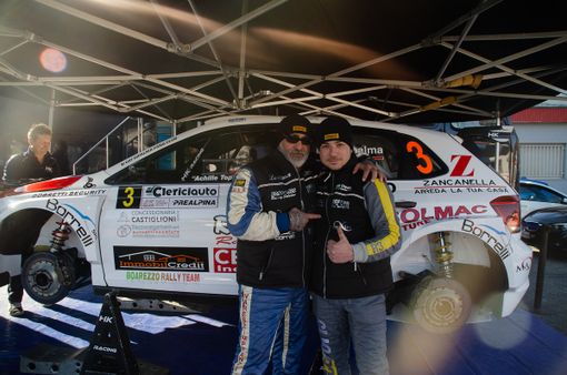 Giò Di Palma (a destra) e il suo navigatore "Cobra" (a sinistra) prima di partire per la prova in notturna. Giò Di Palma (a destra) e il suo navigatore "Cobra" (a sinistra) prima di partire per la prova in notturna.