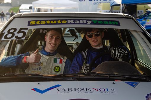 Manuel Colombo (a destra) e Matteo Sanfilippo (a sinistra) prima di entrare in pista, a bordo della loro Peugeot 106 N2 marchiata - anche - VareseNoi.it e InformazioneOnline.it