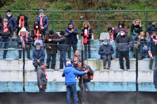 Giorgio Roselli saluta i tifosi del Varese, che lo applaudono, due domeniche fa in Liguria (foto Ezio Macchi) Giorgio Roselli saluta i tifosi del Varese, che lo applaudono, due domeniche fa in Liguria (foto Ezio Macchi)