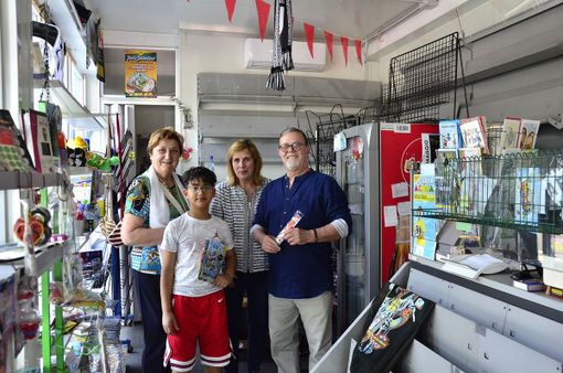 Da sinistra, la signora Gabriella Taboni e il nipote Philippe, ultimi clienti, Gavina Arru e il marito Alfonso D’Addante, titolari dell’edicola