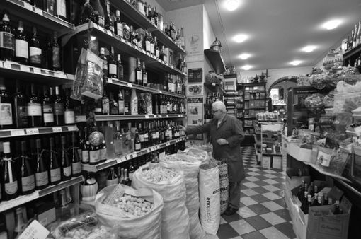 L'interno della Drogheria Vercellini a Varese, tra le sette attività storiche premiate