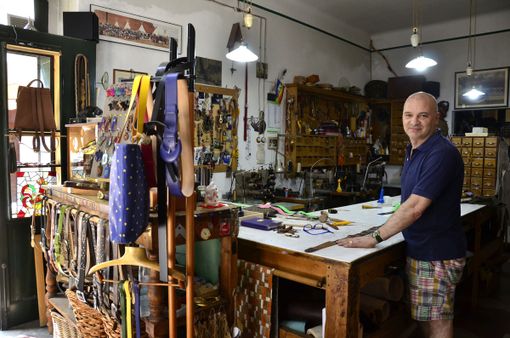 VARESE DALLA VETRINA/4 - In via Donizetti il tempo si è fermato: «Una storia nata per scommessa». E tra i clienti anche Javier Zanetti