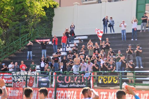 Il settore ospiti di Casale sarà pieno di biancorosso: nella foto di Ezio Macchi il saluto e gli applausi finali dopo lo 0-0 nella gara al Natale Palli del 1° maggio Il settore ospiti di Casale sarà pieno di biancorosso: nella foto di Ezio Macchi il saluto e gli applausi finali dopo lo 0-0 nella gara al Natale Palli del 1° maggio