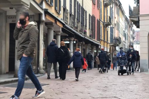 Varese si risveglia in zona arancione e in corso Matteotti torna lo shopping. Con cautela e mascherina