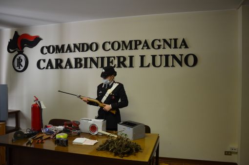 Luino, i carabinieri trovano in una casa merce rubata, un fucile e 300 grammi di marijuana