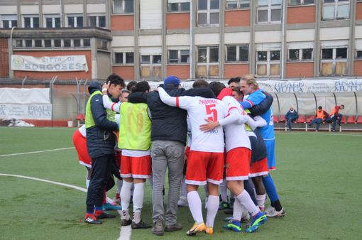 Il gruppo con il mister a fine partita in cerchio in mezzo al campo: un'immagine bellissima scattata da Ezio Macchi, come le altre sotto nella gallery Il gruppo con il mister a fine partita in cerchio in mezzo al campo: un'immagine bellissima scattata da Ezio Macchi, come le altre sotto nella gallery