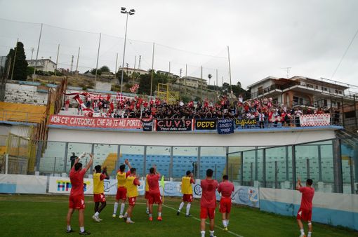 Squadra e tifosi biancorossi a Sanremo (foto Ezio Macchi) Squadra e tifosi biancorossi a Sanremo (foto Ezio Macchi)