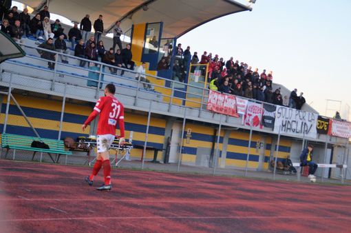 Il Varese senza Gazo squalificato non sarà lasciato solo dai tifosi neppure domani a Ponte San Pietro (nella foto di Ezio Macchi domenica scorsa a Brusaporto)