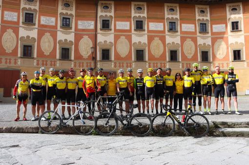 Quei venti "ragazzini" partiti da Varese sono arrivati a Roma. La benzina? Passione, amicizia, ciclismo e... Pavarin