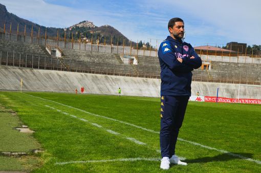 L'allenatore del Varese Roberto Floris (foto Ezio Macchi) L'allenatore del Varese Roberto Floris (foto Ezio Macchi)