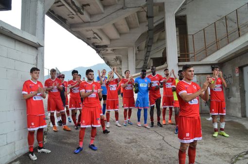 La squadra applaude la curva fuori dai distinti (foto Ezio Macchi) La squadra applaude la curva fuori dai distinti (foto Ezio Macchi)