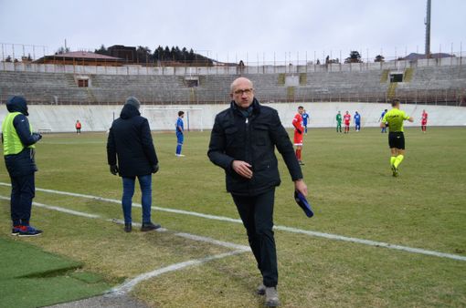Nella foto di Ezio Macchi il signor Ursini di Pescara, protagonista di Varese-Caratese, ha appena cacciato l'allenatore Ezio Rossi. Sotto nella gallery altre foto del momento incriminato Nella foto di Ezio Macchi il signor Ursini di Pescara, protagonista di Varese-Caratese, ha appena cacciato l'allenatore Ezio Rossi. Sotto nella gallery altre foto del momento incriminato