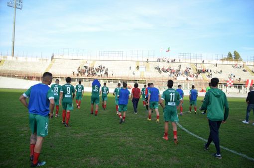 Il Varese fatto giocare in maglia verde è l'emblema di questo disastroso avvio di stagione