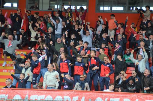 Domenica ad Adro in Franciacorta la tribuna principale sarà avvolta di colori e tifo biancorosso, come accaduto domenica scorsa al Franco Ossola (foto Ezio Macchi)