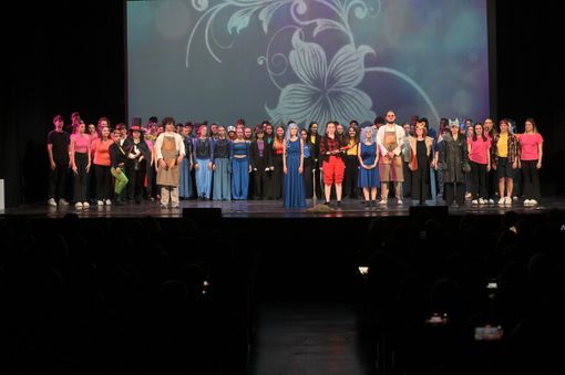 Il Musical di Acof conquista il teatro Sociale. 600 applausi ai ragazzi del liceo scienze umane