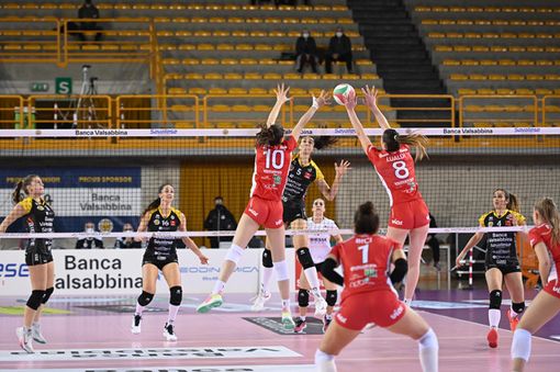 Una fase del match vinto dalle bresciane su Busto