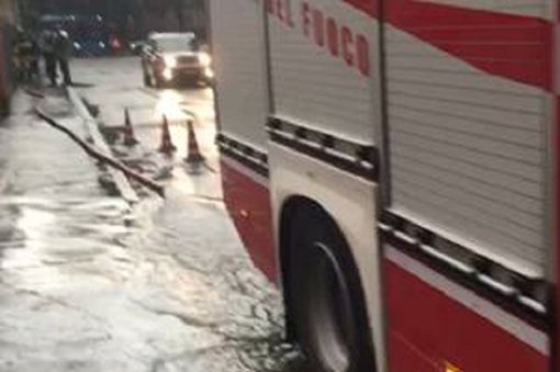 Bomba d'acqua sul Legnanese: sottopassi allagati, cede la strada in via Ponzella a Legnano