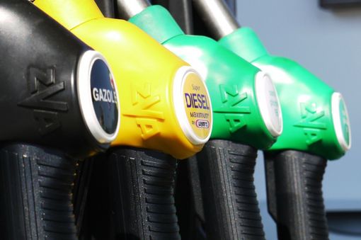 Sospeso lo sconto carburante: dal 1° marzo stop al pieno a prezzo agevolato