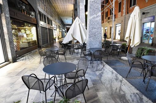 Covid: cosa cambia dal primo aprile. Green pass base nei pubblici esercizi per la consumazione all’interno e ingresso nei negozi senza l’obbligo di certificazione verde Covid: cosa cambia dal primo aprile. Green pass base nei pubblici esercizi per la consumazione all’interno e ingresso nei negozi senza l’obbligo di certificazione verde