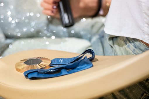 La medaglia di bronzo sfoggiata ieri sera a Busto da Martina Centofanti e Laura Paris La medaglia di bronzo sfoggiata ieri sera a Busto da Martina Centofanti e Laura Paris