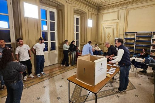 Le operazioni di voto per il nuovo consiglio comunale dei giovani di Laveno Mombello