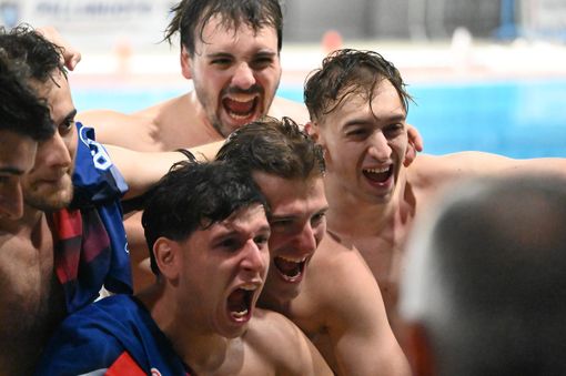 L'urlo della Von: «Serie B!» (si ringrazia per le immagini e per i video la Varese Olona Nuoto)