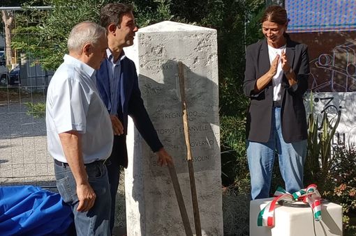 Il Sindaco di Lainate Andrea Tagliaferro e il Vicesindaco di Varese Ivana Perusin scoprono il monumento commemorativo